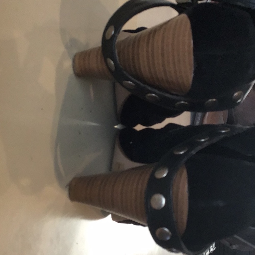 Women’s black strappy suede shoes with wood wedge - Picture 3 of 4